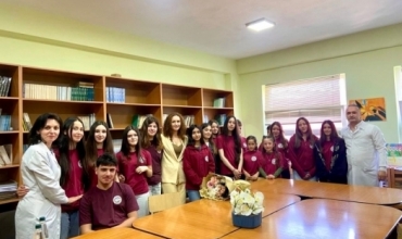 Takim letrar frym&euml;zues n&euml; shkoll&euml;n 9-vje&ccedil;are t&euml; Golemit me autoren dhe redaktoren Sevi Lami Agolli 