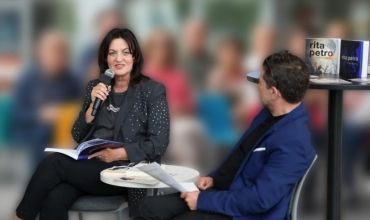 Poetja Laureate Rita Petro emocionon diaspor&euml;n n&euml; Festivalin e Librit Shqip n&euml; Toronto