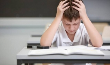 Dita e Frustrimit/ Si t&rsquo;i ndihmojm&euml; f&euml;mij&euml;t t&euml; p&euml;rballojn&euml; zhg&euml;njimin dhe emocionet e v&euml;shtira?