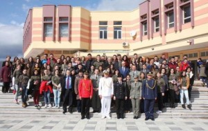 Zv. ministri i Mbrojtjes u takua me nxënës të gjimnazit