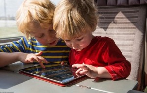 Fëmija s'duhet ta mbushë ditën me lojëra elektronike