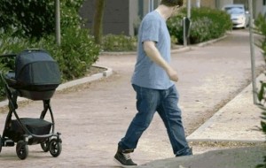 Volkswagen krijon karrocën për fëmijë që ndjek prindin!