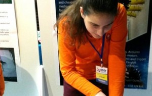 "Një dorë robot", 17-vjeçarja fiton medalje të argjendtë