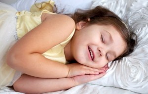 Kur prindërit i mbajnë fëmijët gjatë zgjuar, ata flenë më pak 