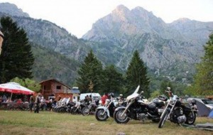 Alpinistë e motoçiklistë ‘pushtojnë’ Valbonën