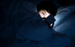 Të rinjtë përdorin telefonin gjatë natës pa dijeninë e prindërve