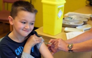 Nëse 6-vjeçarët s’janë të vaksinuar, gjobiten prindërit