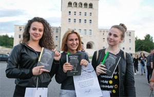 Maturantët 16 gjimnazeve të Tiranës festë në sheshin "Nënë Tereza"