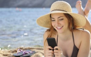 57% e pushuesve me smartphone në dorë në plazh