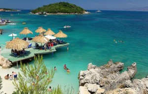 Gazetarja italiane promovon Shqipërinë turistike