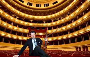 Violinisti Shkëlzen Doli, koncert në sheshin “Skënderbej”