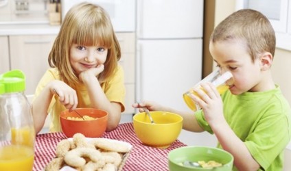 Prindër, kini kujdes kur flisni me fëmijën për ushqimin!