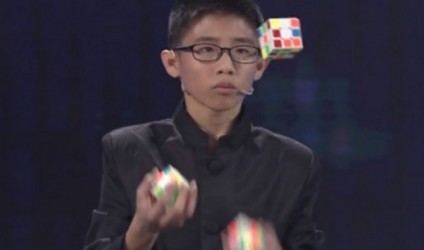 13-vjeçari zgjidh 3 kube Rubiku duke i xhongluar