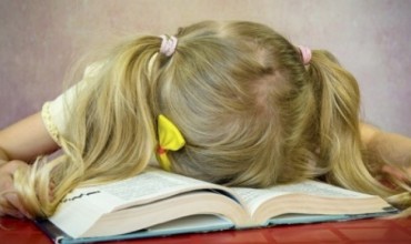 T’i përjashtojmë detyrat e shtëpisë në shkollën fillore?