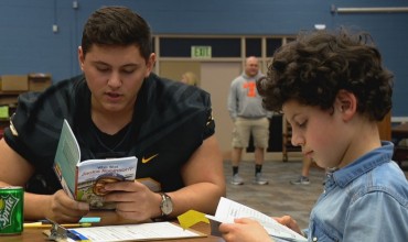 “Djemtë dhe librat”, lojtarët e futbollit amerikan mësojnë fëmijët e klasës së tretë