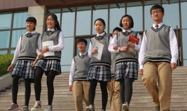 Kinë, uniformat që monitorojnë vendndodhjen e nxënësit