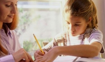 Pse prindërit nuk ulen të ndihmojnë fëmijët për detyrat e shtëpisë?