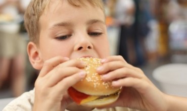 Nxënësit që konsumojnë fast food-e kanë performancë të ulët në mësime.
