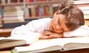 Gjumi i pasdites te fëmijët ndikon në rritjen e rezultateve të tyre në mësime