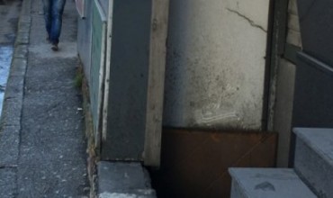 Drejtuar Z. Kryetar të Bashkisë Tiranë: Ujërat e zeza mbulojnë rrugën, në trotuar s'kalohet!