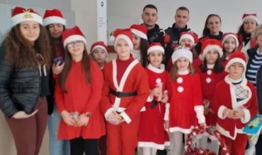Nxënësit e “Koto Hoxhit” surprizojnë punonjësit e policisë Gjirokastër