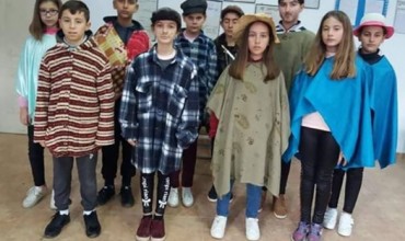 Nxënësit e shkollës "Zoi Vangjeli", Velabisht, Berat, performojnë dramën "Vilhelm Teli"