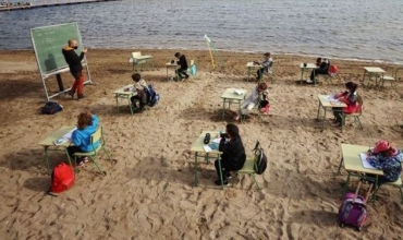 Nxënësit në Spanjë po mësojnë në “klasat” buzë detit  