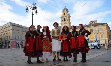 Prezantim dinjitoz i Shqipërisë nga komuniteti shqiptar në Parma me veshje e këngë tradicionale shqiptare  