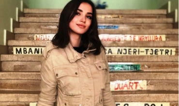 Jam Elisa Jakimi, një maturante e dashuruar pas studimeve, por tashmë e përjashtuar!