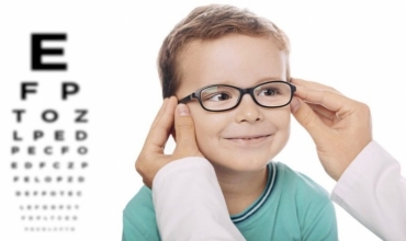 Shtohen rastet e fëmijëve që mbajnë syze. A ndikon koha para ekranit në dëmtimin e syve? 