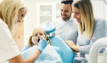 A duhet t’i shoqërojnë prindërit fëmijët e tyre në zonën e trajtimit dentar?