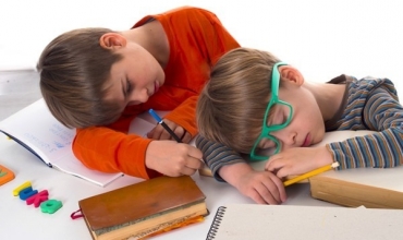 Fëmijë të lodhur në shtëpi, nxënës të lodhur në shkollë! Këshilla për të reflektuar...