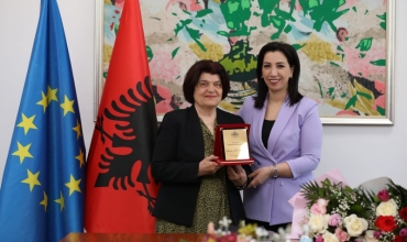 Ministrja Kushi vlerëson me medalje pedagogen e gjuhës frënge, Prof. Dr. Andromaqi Haloçi