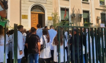 Kundër punësimit me detyrim/ Studentët e fakultetit të Mjekësisë dalin në protestë 