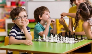 “Fëmijët që luajnë shah dalin më mirë me mësime”, shahisti: Kanë durim e përqendrim      