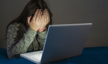 Kambana alarmi nga OBSH: 1 në 6 fëmijë viktimë e ngacmimeve në internet