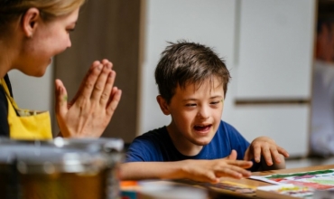 "Mësueset ndihmëse, profesionistet e padukshme në rrugëtimin e nxënësve me aftësi ndryshe" 