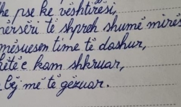 Kartolina që nuk u dërgua kurrë, kujtimi prekës për një mësuese që la gjurmë...