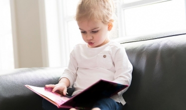 Studim shqet&euml;sues: 1 n&euml; 3 f&euml;mij&euml; nisin shkoll&euml;n pa ditur t&euml; p&euml;rdorin librin, p&euml;rpiqen ta &ldquo;shfletojn&euml;&rdquo; si telefon!