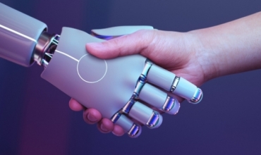 IA n&euml; arsim, mes p&euml;rforcimit t&euml; mendimit kritik dhe rrezikut t&euml; var&euml;sis&euml;