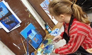 Rayan Mustafa, 6-vje&ccedil;ari i talentuar q&euml; shk&euml;lqen mes ngjyrave 