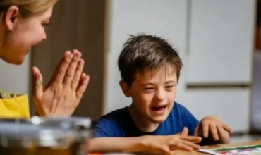 Dashuri pa kushte n&euml; klas&euml;, momenti prek&euml;s q&euml; frym&euml;zon p&euml;rfshirjen n&euml; shkoll&euml;