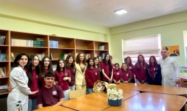 Takim letrar frym&euml;zues n&euml; shkoll&euml;n 9-vje&ccedil;are t&euml; Golemit me autoren dhe redaktoren Sevi Lami Agolli 