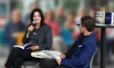 Poetja Laureate Rita Petro emocionon diaspor&euml;n n&euml; Festivalin e Librit Shqip n&euml; Toronto