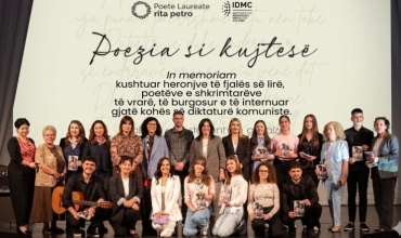 "Poezia si kujtes&euml;", aktiviteti i Poetes Laureate Rita Petro dhe IDMC-s&euml; q&euml; solli bukurin&euml; e fjal&euml;s poetike t&euml; heronjve t&euml; fjal&euml;s s&euml; lir&euml;