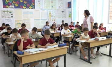 Madh&euml;sia e klas&euml;s dhe cil&euml;sia e arsimit: Shqip&euml;ria n&euml; krahasim me Europ&euml;n dhe rajonin