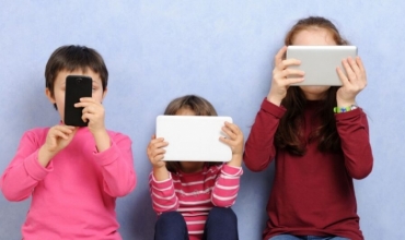 Pushimet para ekranit/ F&euml;mij&euml;t shpenzojn&euml; or&euml; t&euml; t&euml;ra n&euml; bot&euml;n virtuale