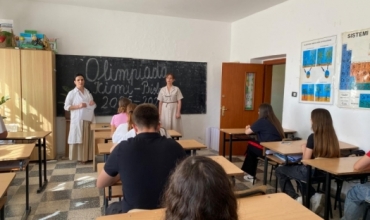 Olimpiada e kimis&euml; dhe biologjis&euml; 2026, nj&euml; p&euml;rvoj&euml; q&euml; promovon cil&euml;sin&euml;, bashk&euml;punimin dhe mendimin shkencor. Motoja: "Suksesi nd&euml;rtohet me pun&euml;!"