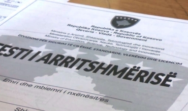 A ka ardhur koha p&euml;r ta ndryshuar ose larguar testin e arritshm&euml;ris&euml; dhe matur&euml;n shtet&euml;rore?