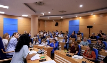 Kumbaro mbledh drejtuesit e arsimit parauniversitar; Porosit&euml; p&euml;r vitin e ri shkollor, risi shtrirja e programit &ldquo;Pas Shkolle&rdquo; n&euml; mbi 400 institucione arsimore
